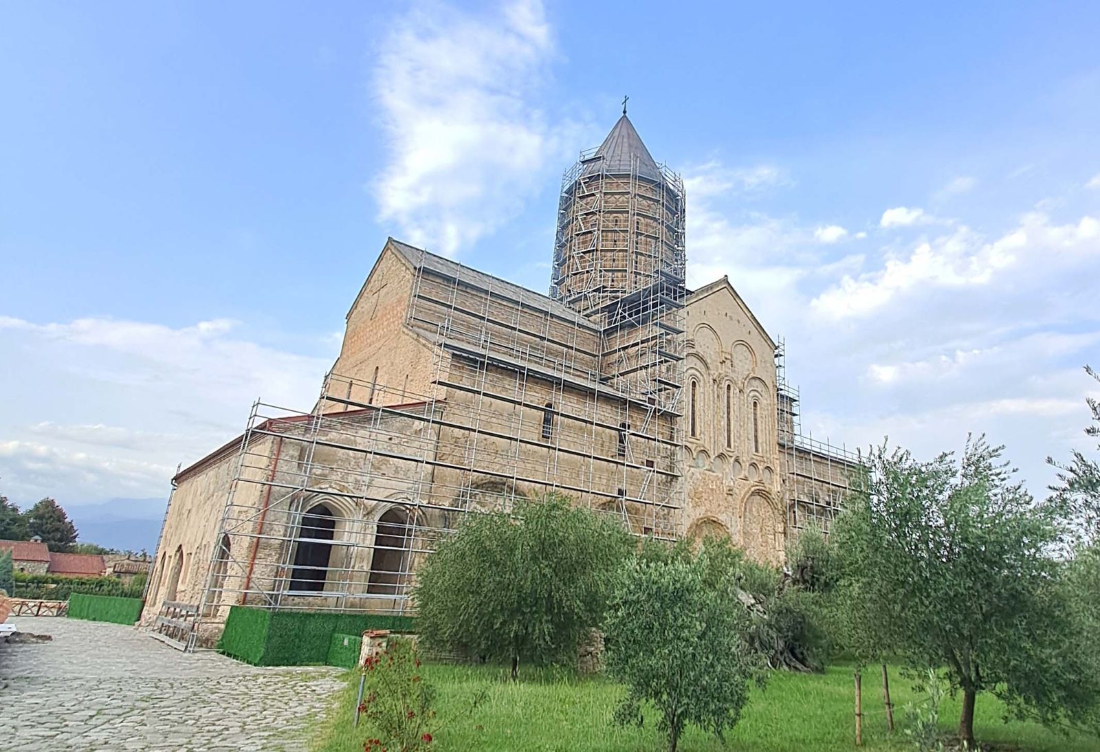 <br />
<b>Notice</b>:  Undefined property: stdClass::$title in <b>/home/orhan/public_html/templates/get_albums.php</b> on line <b>52</b><br />
